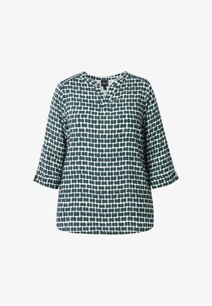 Zelená a bílá blůza s výstřihem do V a rukávy o délce 3/4, která má mřížkový vzor se střídajícími se vyplněnými a prázdnými obdélníky. Hladká textura látky.