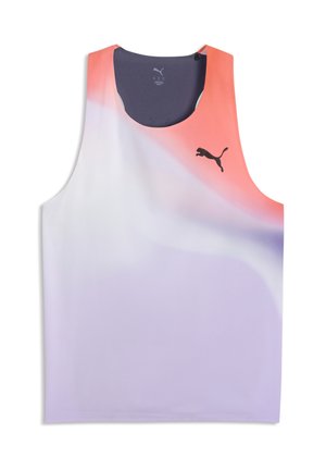 Ærmeløs Puma sportstop med gradientfarver, der blander koral, hvid og lys lilla, med sort Puma-logo på brystet.