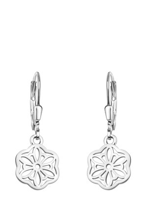 Paire de boucles d’oreilles pendantes en forme de fleur en argent avec motif de pétales découpés et fermoirs à levier sur fond blanc.