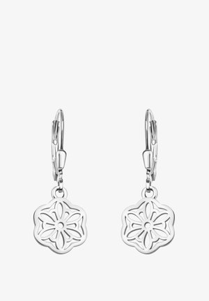 Paire de boucles d’oreilles pendantes en forme de fleur en argent avec motif de pétales découpés et fermoirs à levier sur fond blanc.