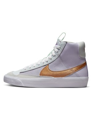Wysokie trampki w jasnofioletowym i białym kolorze z fakturowaną białą podeszwą i metalicznym, brązowym znakiem Nike po boku.