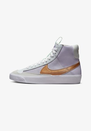 Wysokie trampki w jasnofioletowym i białym kolorze z fakturowaną białą podeszwą i metalicznym, brązowym znakiem Nike po boku.