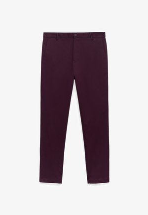 Bordowe bawełniane spodnie w tapered designie, z zamkiem błyskawicznym, zapięciem na guzik, dwoma kieszeniami bocznymi oraz gładką teksturą.