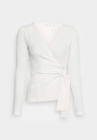 Top avvolgente bianco con texture, dotato di maniche lunghe, scollatura a V profonda e un laccio laterale per la chiusura. Il tessuto presenta un aspetto stropicciato.