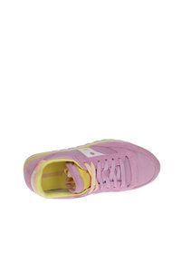 Scarpa da ginnastica rosa con materiali scamosciati e in rete, dettagli bianchi e fodera interna gialla. Presenta lacci tondi e una suola testurizzata.