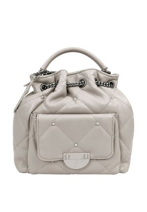 Borsa a mano in pelle grigio chiaro trapuntata con manico superiore, catena infilata attraverso occhielli metallici e tasca frontale con chiusura a scatto e dettaglio a forma di stella.