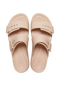 Helle rosa Rutschenschlappen aus strapazierfähigem Material, ausgestattet mit zwei verstellbaren Riemen mit Metallelementen und einer strukturierten Fußbett für Komfort.