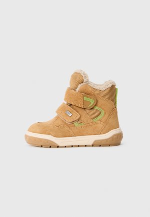 Bruine suède enkelboots met groene accenten, dubbele klittenbandsluitingen, een gestructureerde bovenkant en een crèmekleurige nepbontkraag. Rubberen zool voor grip.