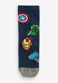 Calcetines de algodón azul con diseños de personajes de Marvel: el escudo de Capitán América, el puño de Hulk, la cara de Iron Man y el martillo de Thor. Punta gris.