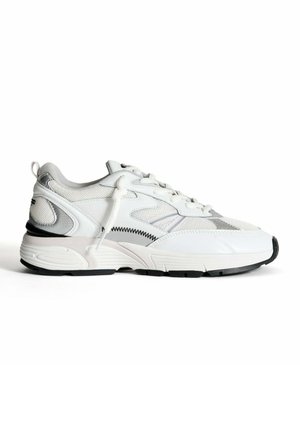 Witte sport sneaker met een bovenwerk van mesh en synthetisch materiaal, zwarte zool, textuurelementen en reflecterende details aan de zijkanten.