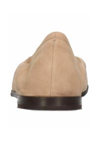 Beżowe zamszowe loafersy o gładkiej fakturze, spiczastym czubku, niskim obcasie i minimalnych detalach przeszycia. Podeszwa jest w ciemnym brązie.