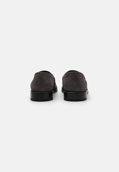Dunkelgraue Wildlederschuhe mit einer glatten Oberfläche, runder Spitze und gestapeltem schwarzen Absatz. Einfaches Design mit minimalen Details auf dem Obermaterial.