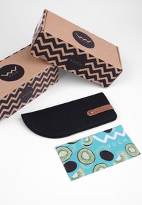 Černá plstěná pouzdro na tužky s zaobleným klopou a texturovaným koženým popruhem. Dva hnědé boxy s cik-cak vzory v černé a béžové.