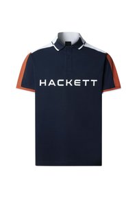 Marineblauwe polo met contrasterende oranje en witte mouwen, met een klassieke kraag en het woord "HACKETT" in dikke witte letters op de voorkant.