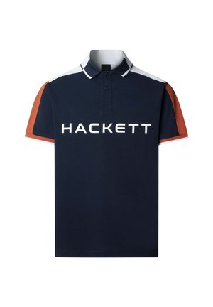 Camisa polo azul marino con mangas en contraste naranja y blancas, con un cuello clásico y la palabra "HACKETT" en letras blancas en negrita en el frente.