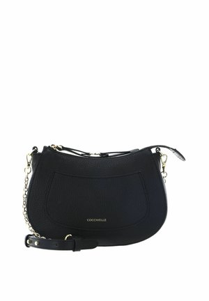 Sac bandoulière en cuir noir texturé avec poche avant, chaîne dorée et logo doré "Coccinelle" sur le devant.