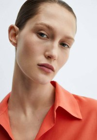 Mango Blúzka so zapínaním na gombíky - coral