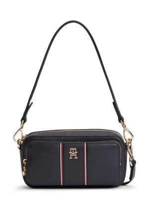 Svart lær crossbody-veske med gull glidelås og beslag, med røde, hvite og svarte striper og en gull "TH"-logo på frontlommen.