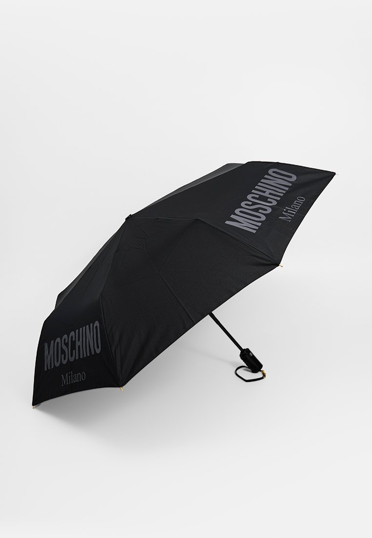 Schwarzer Moschino Milano Kompakt-Regenschirm mit gebogenem Griff und teilweise geöffnetem Schirm auf weißem Hintergrund.