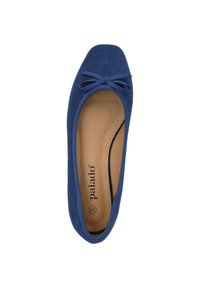 Blauwe suède ballerina met een vierkante neus en een kleine strikaccent. Contrasterende beige binnenzool met een logo. Glad textuur en eenvoudig ontwerp.