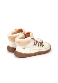 Botas de tobillo de cuero blanco con un suave cuello de piel sintética beige, cordones marrones y una suela de goma marrón con detalles de costura decorativa.