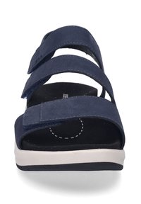 Námořnické modré sandály se třemi nastavitelnými látkovými pásky, vysoce pohodlnou černou podešví a bílou podrážkou. Vyznačují se jednoduchým designem bez jakýchkoli dalších vzorů.