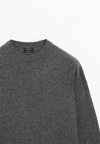 Dunkelgrauer Rundhals-Pullover aus 100 % Kaschmir, flach auf einem weißen Hintergrund ausgelegt.