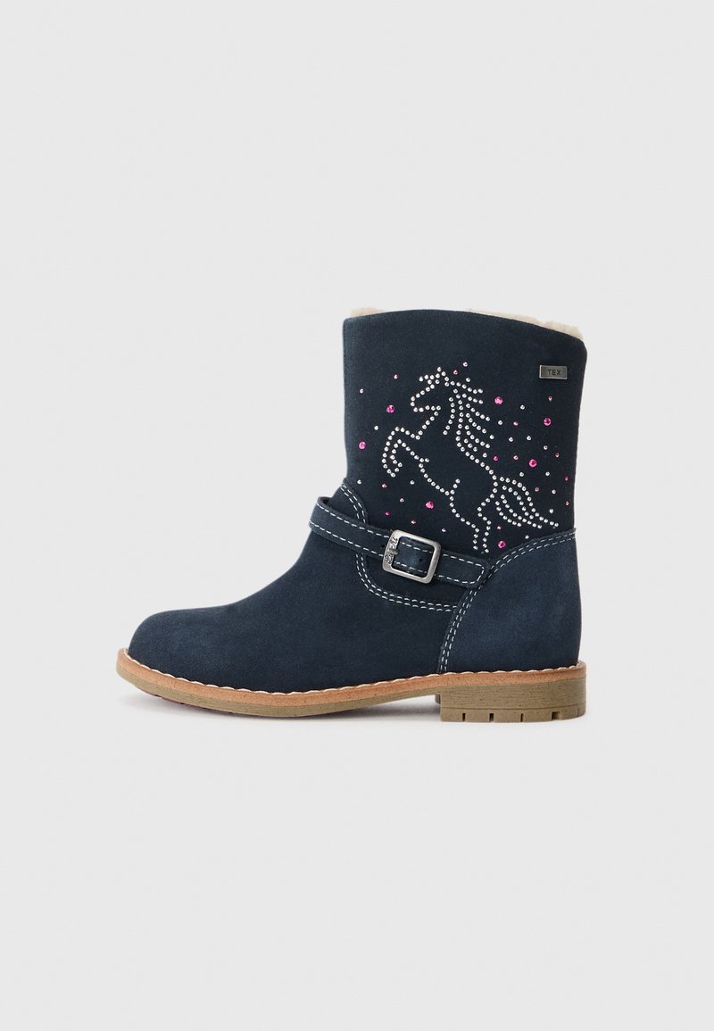 Navyblaue Wildleder-Ankelboots mit einem seitlichen Schnallenverschluss und einem Einhornmotiv, verziert mit pinken und weißen Verzierungen. Strukturiere Gummisohle.