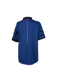 Blå kortärmad polo med mörkblå ränder på ärmarna och ett vertikalt rött streck nerför mitten av ryggen.