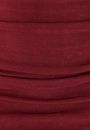 Bordeaux stof med ribbet tekstur, der har horisontale plisseringer, som skaber en lagdelt effekt. Glat finish med en let glans.