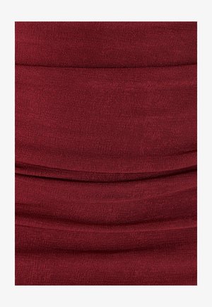 Bordeaux stof med ribbet tekstur, der har horisontale plisseringer, som skaber en lagdelt effekt. Glat finish med en let glans.