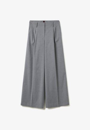 Pantalons larges gris en tissu texturé, avec des plis à l'avant et une taille ajustée. Le design est ajusté avec une finition soignée.