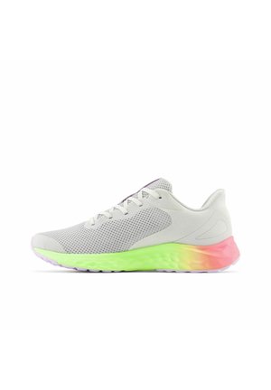 Scarpa da corsa grigia chiara con tomaia in rete, suola intermedia verde e accenti che sfumano dal rosa all'arancione. Punta arrotondata e design classico con lacci.
