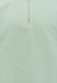 Hellgrüner Pullover aus Baumwollmischung mit halbem Reißverschluss und strukturierter Oberfläche. Verfügt über einen Metallreißverschluss und einen Kragen für zusätzliche Details.