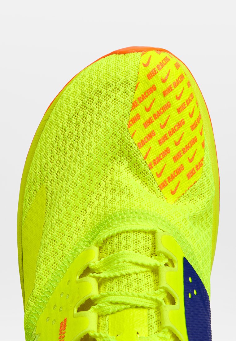 Scarpa da atletica di un brillante colore giallo con tomaia in rete, design testurizzato, accenti arancioni e dettagli stampati "NIKE RACING" di lato.