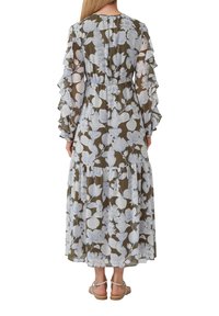 Langes Blumenkleid mit einem dunkeloliven Hintergrund und hellblauen Blumenmustern, durchscheinendem Stoff, Rüschensäumen und einem gestuften Saum.