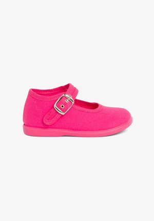 Chaussure Mary Jane en toile rose avec un bout rond, une bride ajustable et une semelle en caoutchouc. Le design présente une texture lisse et un détail de boucle simple.