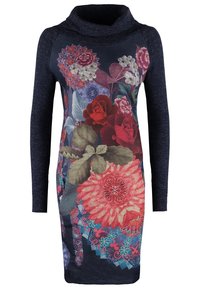 Tmavě modré šaty s dlouhým rukávem a velkým barevným květinovým vzorem, který zahrnuje růže, listy a dekorativní prvky, a vysokým rolákem.