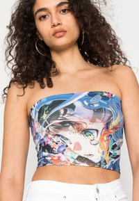 Top cropped sem alças, colorido, com um design gráfico vívido apresentando um rosto e elementos florais. Feito de um tecido elástico e suave.