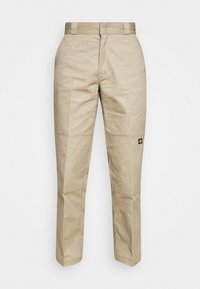 Beige Cargo-Hosen aus strapazierfähigem Material, mit geradem Schnitt, gesteppten Paneeldetails und einem kleinen Logoaufnäher an der Seite.