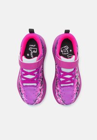 Rosefarbene Sportschuhe mit einem strukturierten Mesh-Obermaterial, weißen Schnürsenkeln und einem Klettverschluss. Mit einem bunten Muster und schwarzen Akzenten.