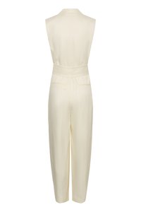 Combinaison crème sans manches avec large ceinture et poches arrière, vue de dos sur fond blanc.