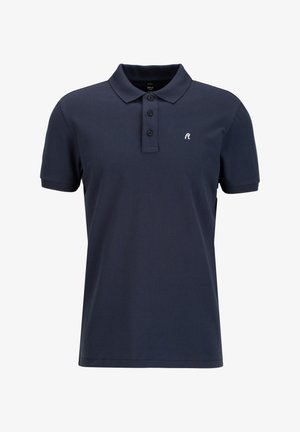 Polo shirt bleu marine en mélange de coton avec un col classique, patte de boutonnage à trois boutons et petit logo blanc sur la poitrine. Manches courtes, sans motifs.
