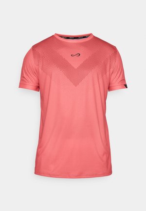 T-shirt de sport à manches courtes en corail rose avec un motif en chevron à gradient de points et un petit logo infini noir au centre de la poitrine.