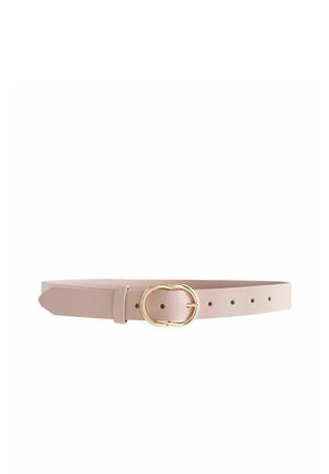 Ceinture en cuir rose clair avec boucle ovale dorée et plusieurs trous de réglage sur fond blanc.