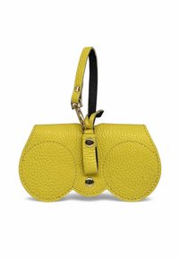 Sac en cuir jaune de forme ronde, surface texturée, avec une bandoulière noire et des accents en métal doré. Dispose d'une fermeture à bouton-pression pour un maintien sécurisé.
