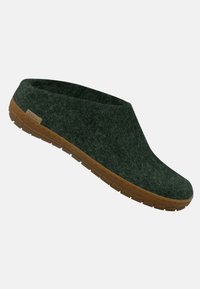 Grøn filt slip-on sko med lav profil, der har en tekstureret overflade og en tan gummisål. Ingen synligt hardware eller accenter.