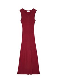 Vestido maxi sin mangas de canalé en rojo profundo, con escote en V y una falda plisada, que destaca un cuerpo ajustado que se transforma en un fondo acampanado.