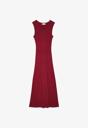 Ribbed, bezrękawna sukienka maxi w głębokiej czerwieni, z dekoltem w kształcie litery V i plisowanym dołem, prezentująca dopasowaną górę przechodzącą w rozszerzaną spódnicę.