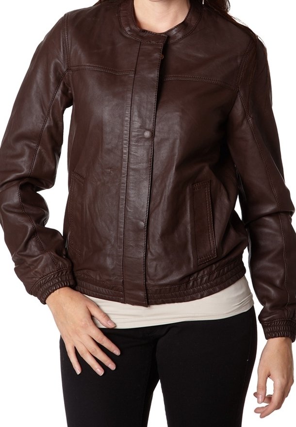 Hnědá kožená bomber bunda s kulatým výstřihem, elastickými manžetami a bočními kapsami. Hladká textura s jemnými šicími detaily.